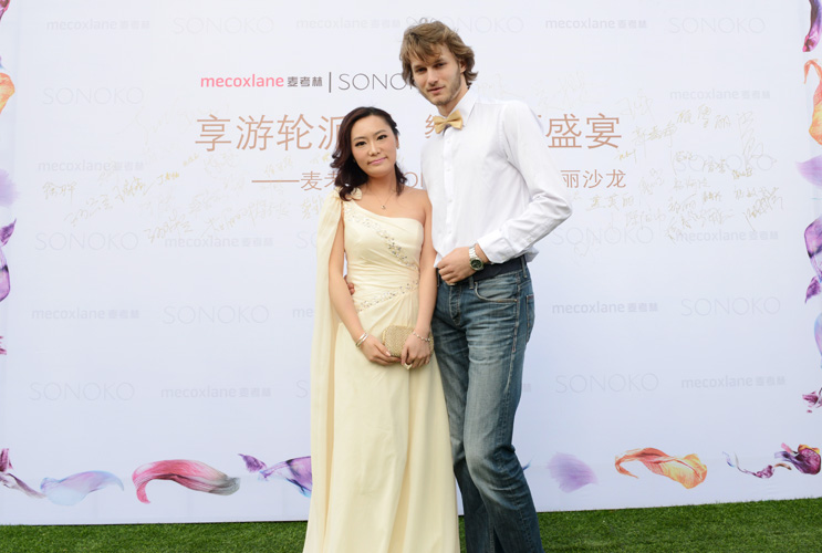 下午3时许，来宾们纷纷进场，在一列男模引领下进行签到留影，走上红毯，登上游艇。