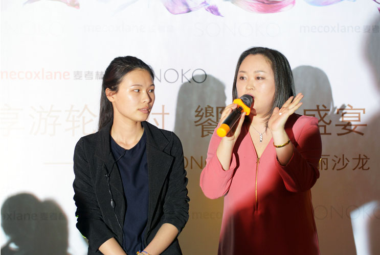 麦考林美丽导师为嘉宾们详细讲解美肤理念，帮助到场嘉宾了解自身肌肤属性，从容选择美肤产品，呈现最适合自己的美丽妆容。