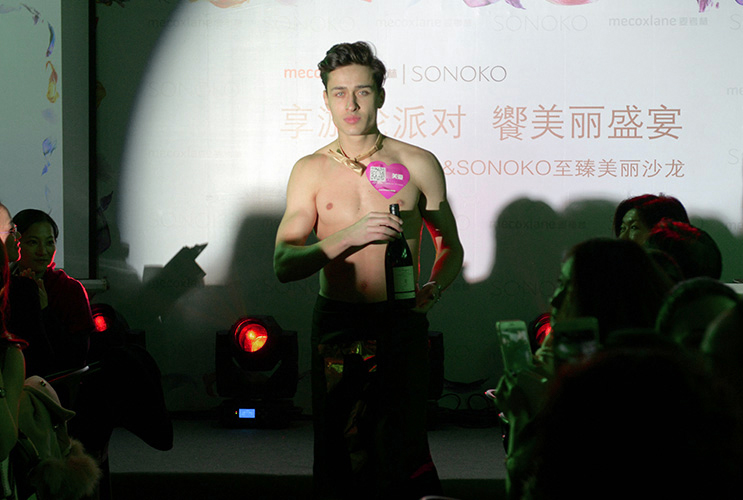 一群男模带来了一场精彩的T台秀，展示SONOKO的高端产品并与来宾们互动，将晚宴的气氛推向了高潮。