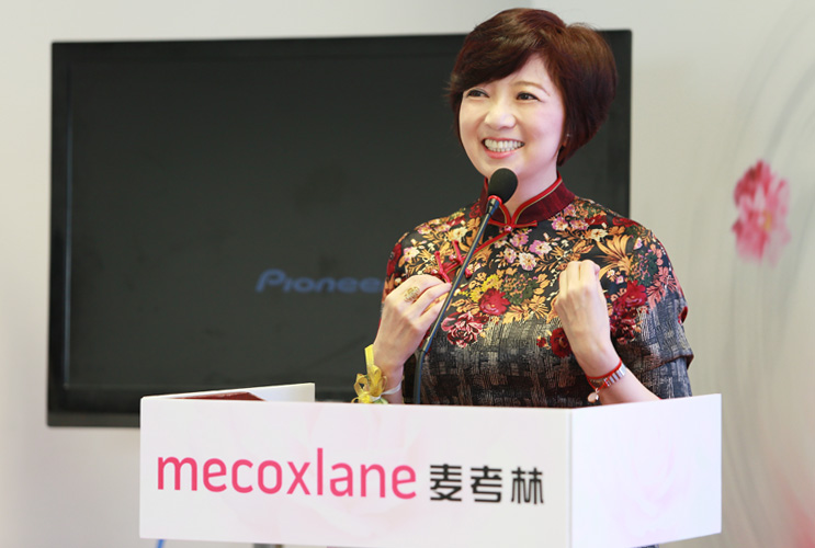 麦考林CEO王晔女士上台致辞，她针对麦考林的转型做出了详细说明，且隆重介绍了转型后的两款主打自有产品。