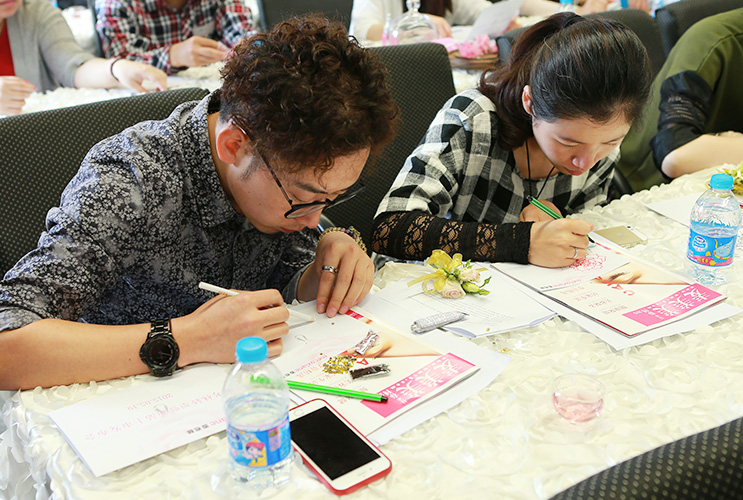 体验过后，一起动手DIY一下，每位嘉宾都有发放硬卡纸和彩色笔，发挥你的想象，随意创作，一起DIY出和玫瑰花有关的精美图案吧~