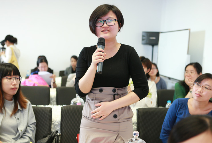现场的问答环节，由主持人针对麦考林公司、新品特点进行提问，现场的嘉宾和媒体朋友们都可抢答。