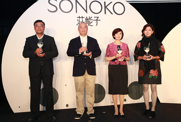 2015年10月23日，麦考林携手SONOKO荘能子，在北京举办了新美白系列发布会，为中国爱美女性带来了最新力作：SONOKO荘能子臻萃萦柔（WB新美白）系列产品。