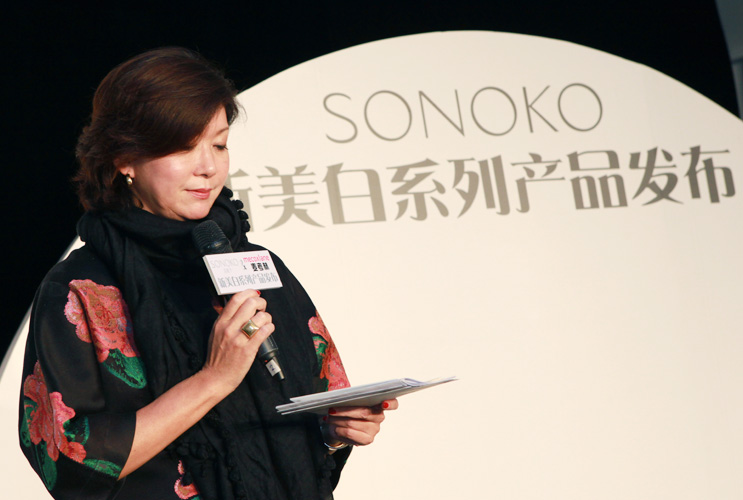 SONOKO荘能子社长権藤嘉江子女士分享了在这个系列中她最青睐的一款产品：臻萃萦柔修妍霜。这款面霜和整个系列的产品一样，通过天然成分，激发肌肤自身的潜力，带来在任何年龄和环境中都无懈可击的“清透·光彩”与“明亮”。这个让人心动的美白系列，在麦考林平台首发。