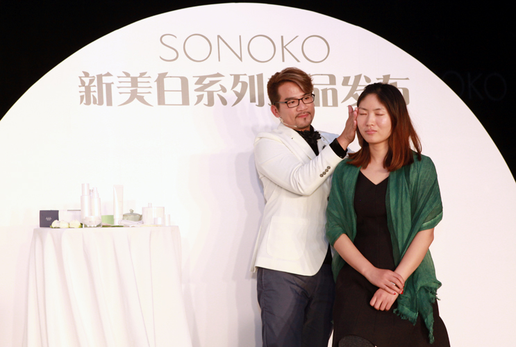 来自台湾的美容达人、知名造型师刀刀老师在现场分享使用体验