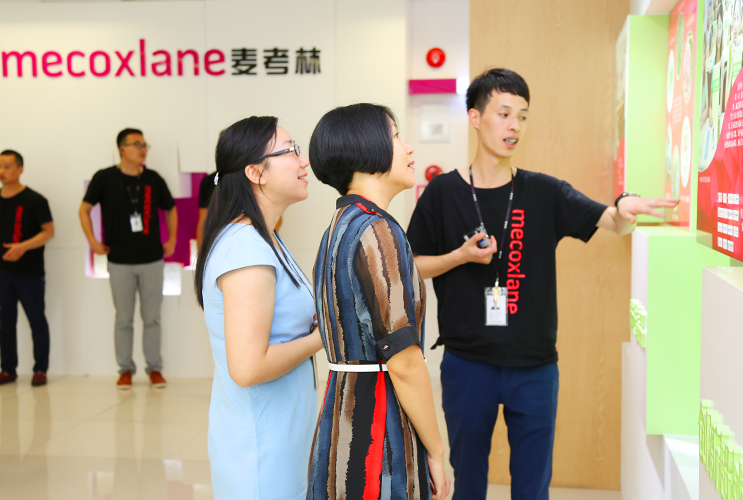 参观公司，更加了解麦考林的发展历程