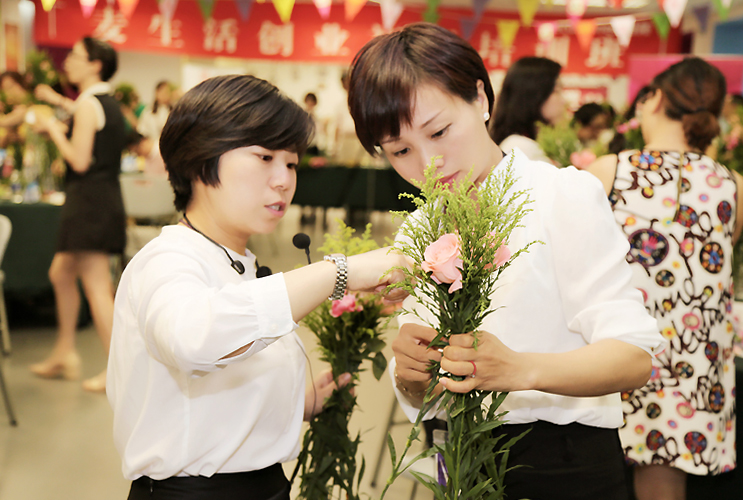 编织手环、插花、纸艺玫瑰……只要会发觉身边点滴之美，人人都是生活家！